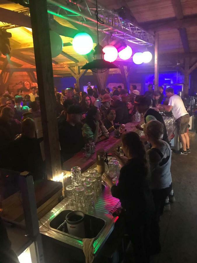 Oktoberfest Wiesn Camp Lodge Múnich Exterior foto
