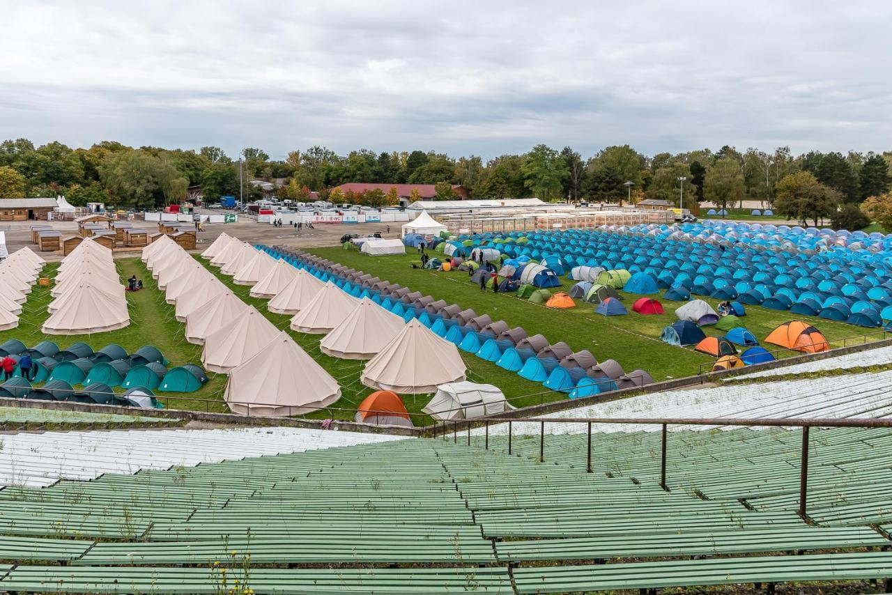 Oktoberfest Wiesn Camp Lodge Múnich Exterior foto